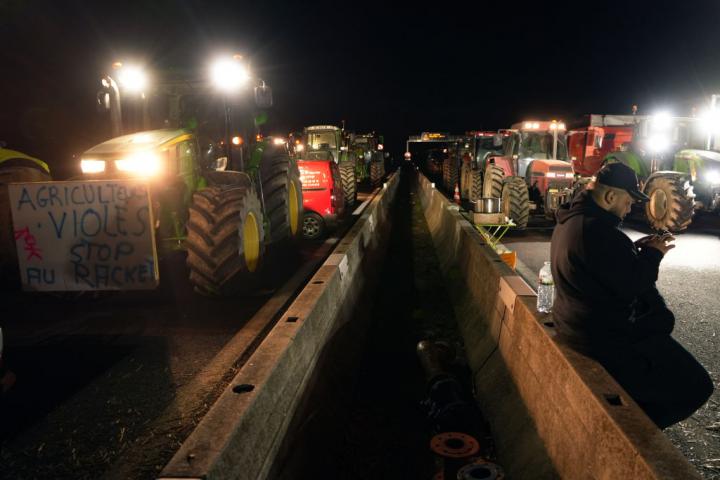 Agricultores franceses bloquean la autopista A7 cerca de Montelimar, al sur de Francia.