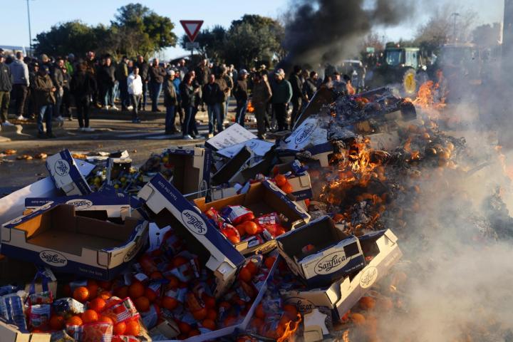 Agricultores franceses queman frutas españolas en la autopista A9, en Nîmes,