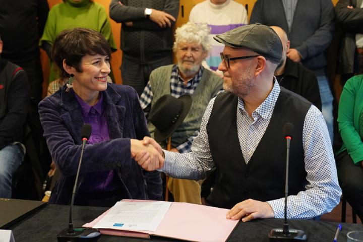 Ana Pontón y Martiño Noriega, portavoz de Anova y exalcalde de Santiago de Compostela, presentan el acuerdo que ha permitido reunificar el nacionalismo gallego. Con el histórico Xosé Manuel Beiras al fondo.