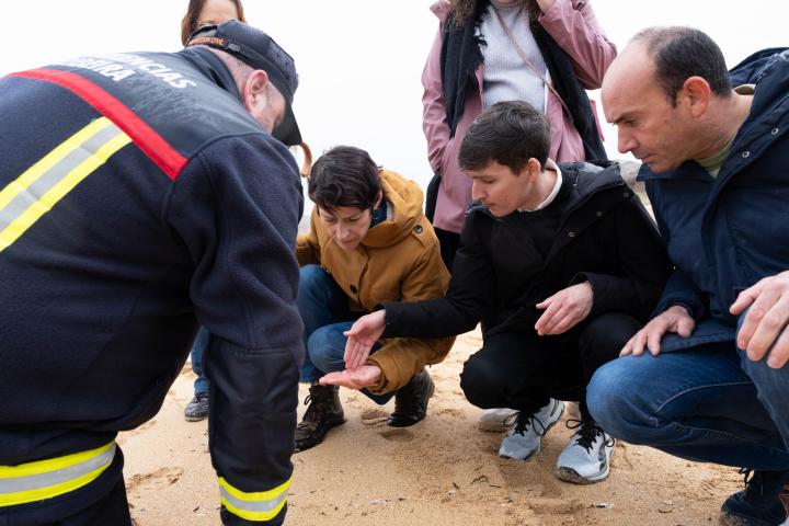 Pontón, durante una visita a la 'zona cero' del vertido de microplásticos, en Ribeira (A Coruña), acompañada del alcalde del Concello, Luís Pérez Barral.