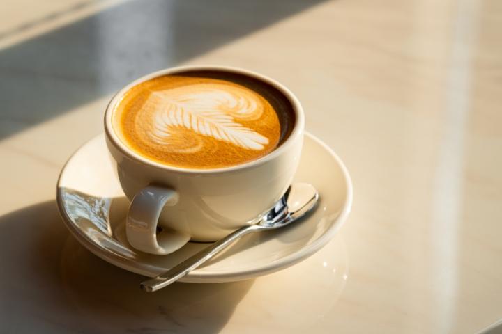 Taza de café en un bar