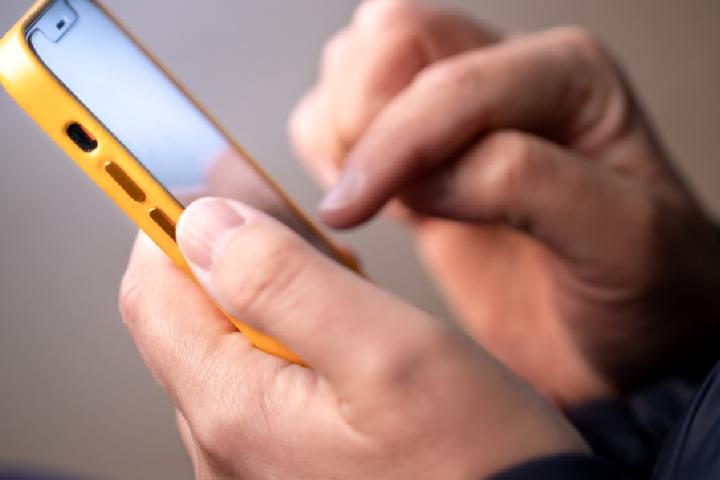 Una persona utilizando su teléfono móvil.