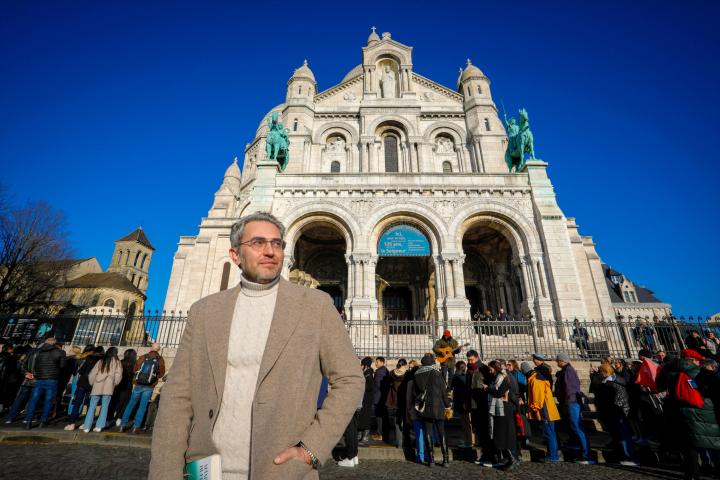 El escritor ante la fachada del Sacre Coeur de París.