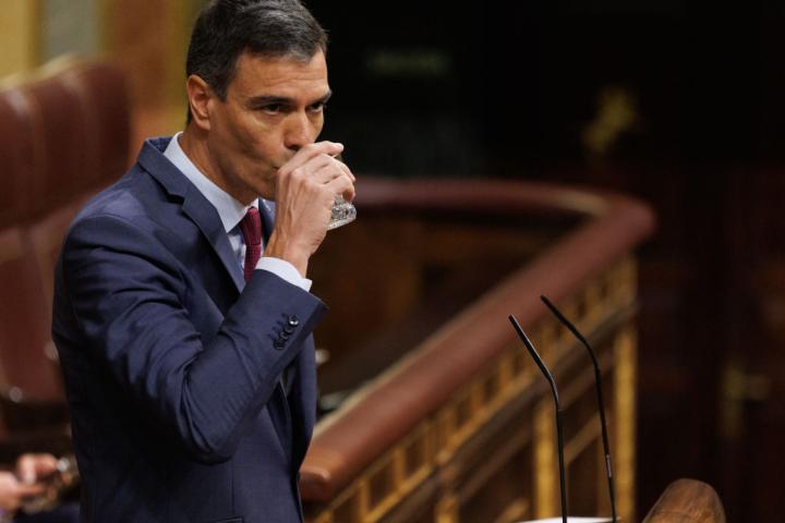 Pedro Sánchez echa un trago de agua desde la tribuna del Congreso