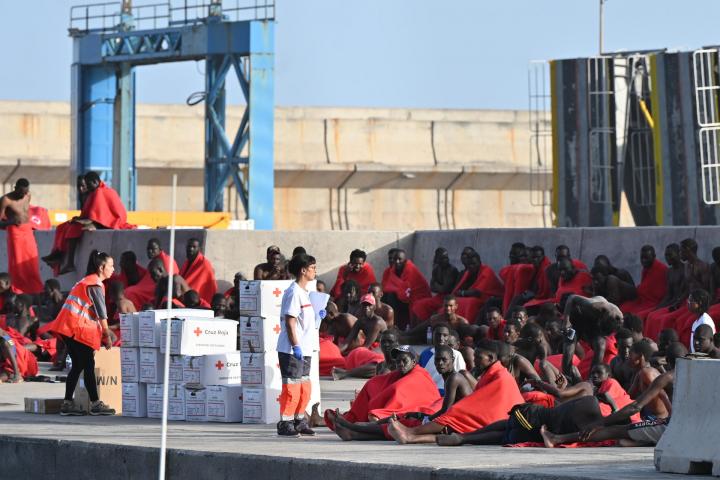 Vista del desembarco de 55 inmigrantes, entre ellos tres fallecidos, rescatados el pasado sábado en aguas cercanas a El hierro