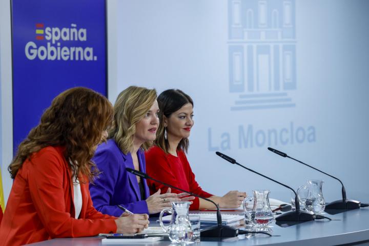 La ministra de Educación, Formación Profesional y Deportes y portavoz del Gobierno, Pilar Alegría (c); la ministra de Sanidad, Mónica García (i) y la de Juventud e Infancia, Sira Rego, durante la rueda de prensa posterior a la reunión del Consejo de Ministros este martes.