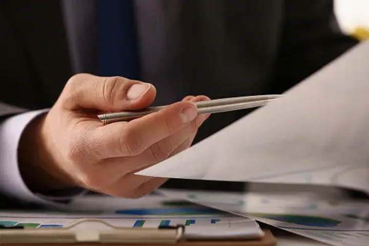 Un traductor jurado u oficial desempeña un papel crucial en la facilitación de documentos legales alrededor del mundo.