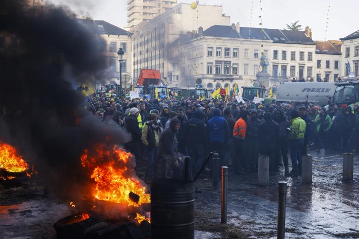 Barricadas en llamas ante la sede bruselense del Parlamento Europeo.