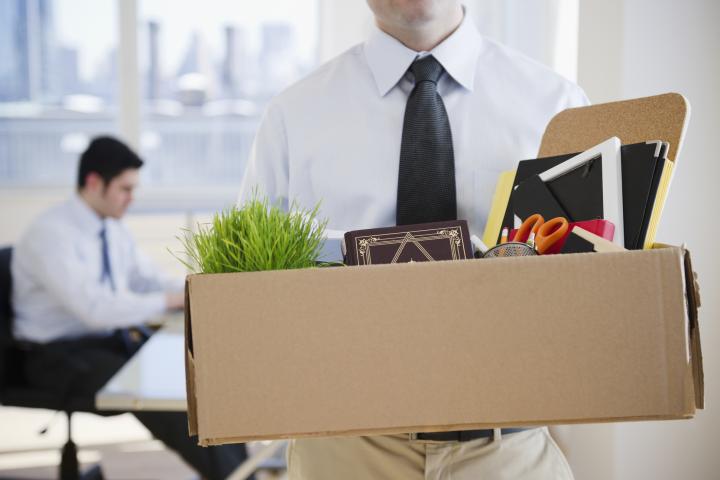 Una persona abandonando su puesto de trabajo