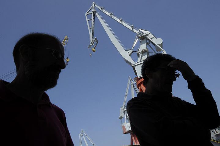 Dos operarios en un astillero de Vigo en una imagen de archivo