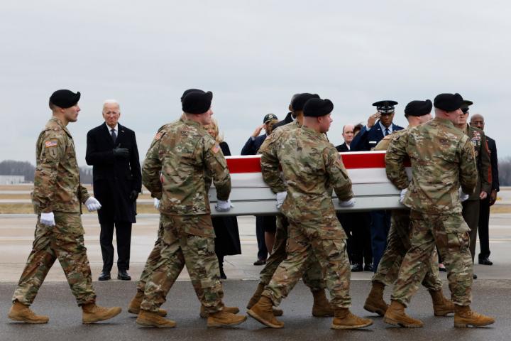 El presidente de Estados Unidos, Joe Biden, asiste al traslado de los soldados muertos en el atentado de Jordania