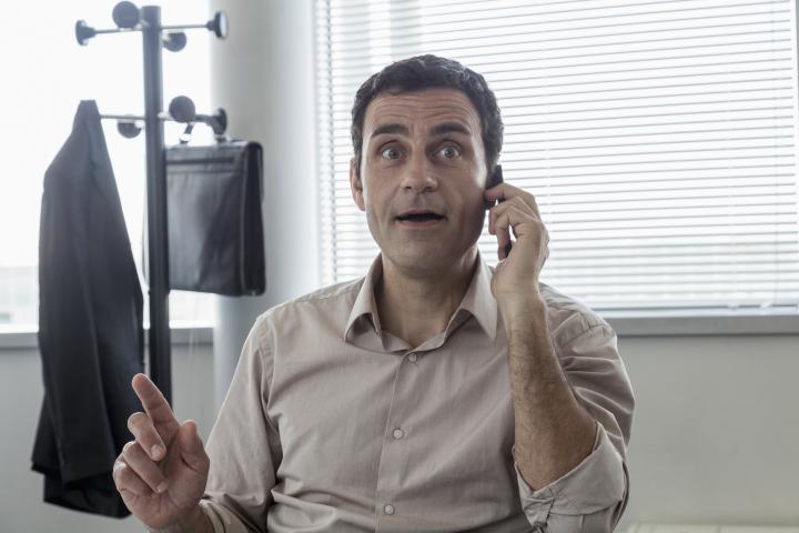 Persona hablando por teléfono