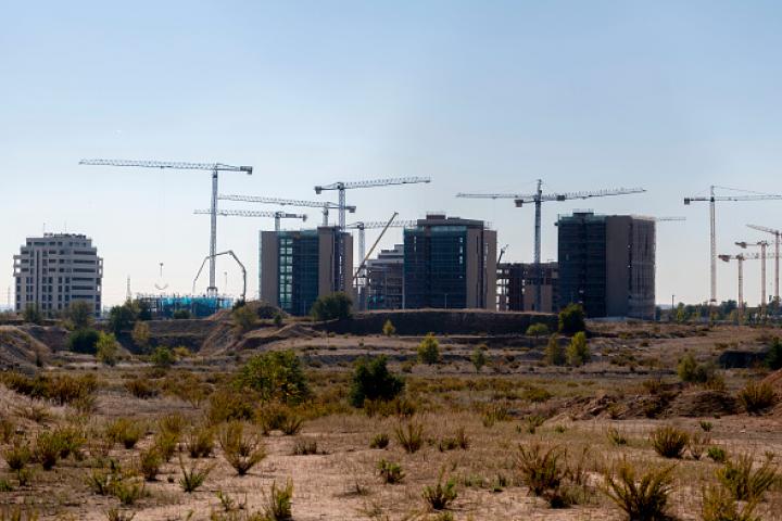 Imagen de archivo de edificios en construcción, en Madrid.