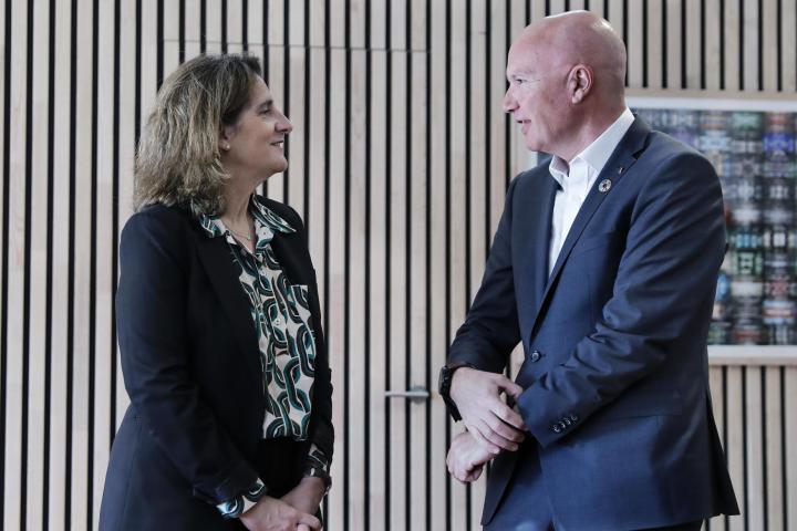 La ministra para la Transición Ecológica, Teresa Ribera, y el conseller de Acción Climática de la Generalitat, David Mascort, durante la reunión que han mantenido este lunes en Barcelona para abordar la colaboración para hacer frente a la extrema sequía de Cataluña con asuntos sobre la mesa como la financiación de nuevas desalinizadoras, eventuales interconexiones de cuencas o los barcos de agua.