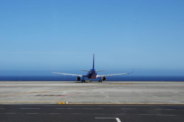 Un avión en una pista de aterrizaje de Canarias