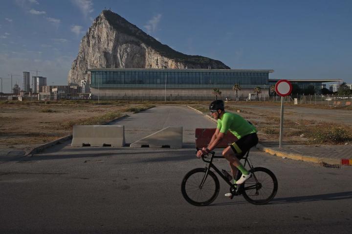 Un ciclista circula frente al Peñón de Gibraltar.