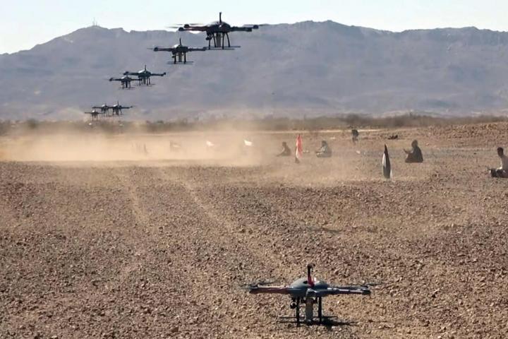 Una fotografía proporcionada por el centro de medios hutíes muestra a soldados hutíes operando drones durante un ejercicio militar en una zona remota en las afueras de Saná, Yemen, 03 de febrero de 2024.