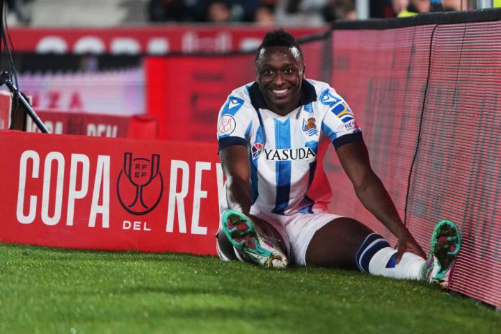 El delantero de la Real Sociedad, Umar Sadiq, lamenta una ocasión perdida.