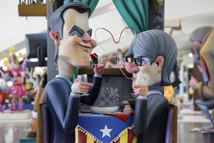 Un ninot que representa a Pedro Sánchez y Carles Puigdemont, en la Exposición del Ninot 2024 del Museo de las Ciencias de Valencia.