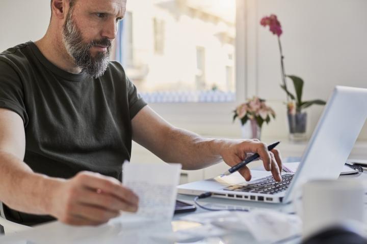 Un trabajador autónomo gestiona sus ingresos y gastos.