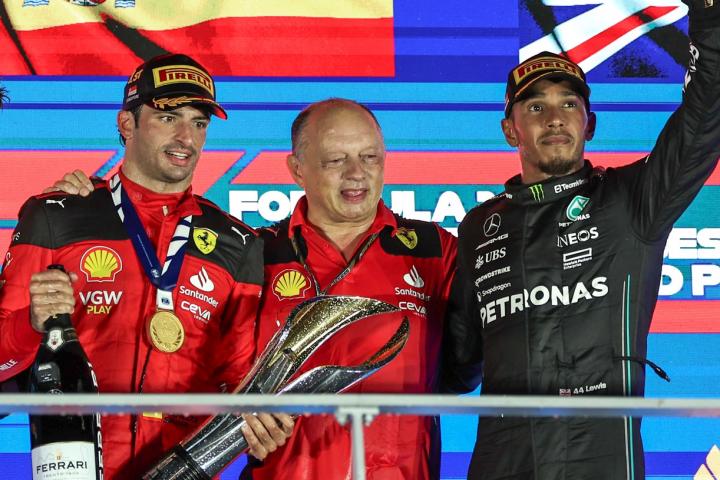 Carlos Sainz, Frederic Vasseur y Lewis Hamilton