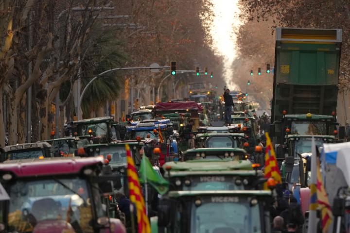Los tractores recorren grandes avenidas de Barcelona en una protesta colectiva hasta la sede de la Generalitat