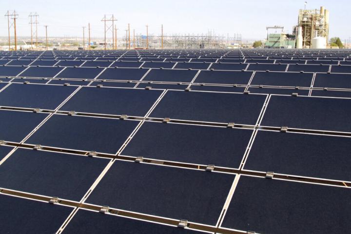 Paneles solares en un campo solar instalado den Estados Unidos.