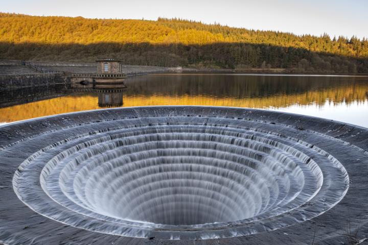 Un orificio de drenaje en el parque nacional de Peak District, en Reino Unido.