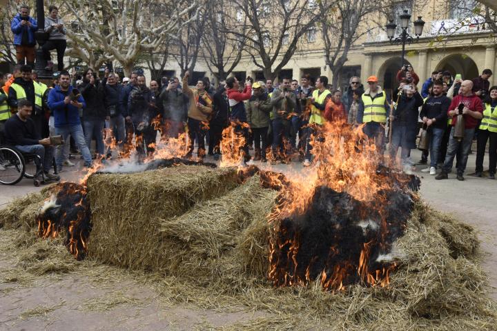 Cientos de agricultores protestan en Huesca