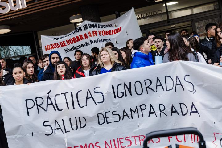 Protestas de estudiantes de FP sociosanitarias frente a la Asamblea de Madrid.