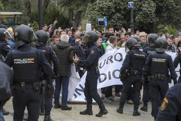 Protestas del sector agrícola en Oviedo, con fuerte presencia policial