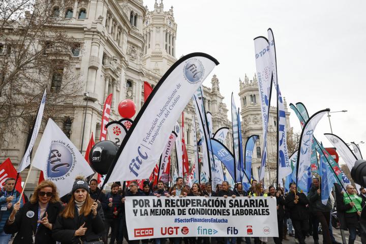 Un momento de la manifestación que los empleados de banca llevan a cabo este jueves en Madrid, ante la falta de acuerdo en las negociaciones con los bancos para elevar los salarios de los cerca de 140.000 empleados del sector y avanzar en la negociación del convenio colectivo del sector para 2024-2026.