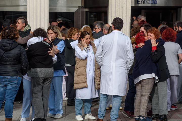 Los compañeros del Hospital de Cruces de la mujer asesinada en la localidad cántabra de Castro Urdiales, donde residía, han recordado este viernes a Silvia L.G. con una concentración delante del Hospital.