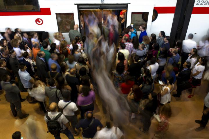 Pasajeros de Renfe se suben a un tren en la última huelga de maquinistas de la compañía.