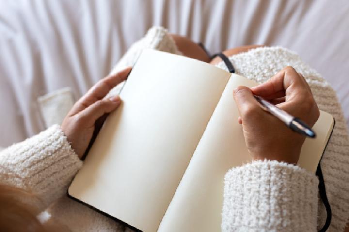 Persona empezando a escribir en un cuaderno.