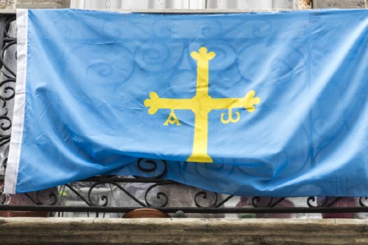 La bandera asturiana colgando de un balcón