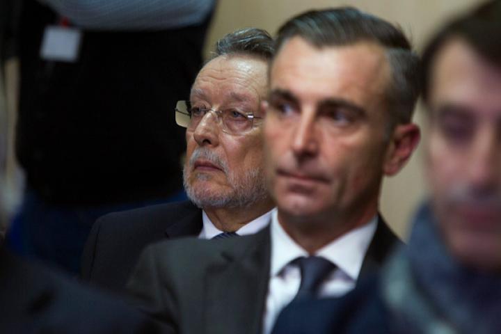 El exvicealcalde de València Alfonso Grau, en segundo plano durante el juicio.
