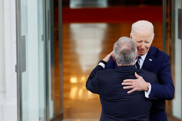 El presidente de EEUU Joe Biden saluda en la Casa Blanca al rey de Jordania, Abdalá II