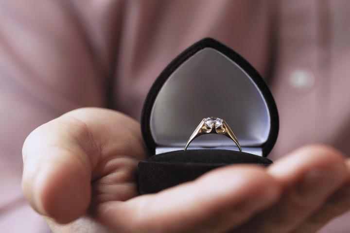 Imagen de archivo de un anillo de compromiso.