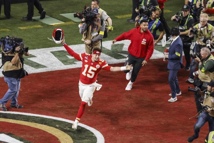 Patrick Mahomes celebra la victoria de los Kansas City Chiefs en la final de la Super Bowl 2024.