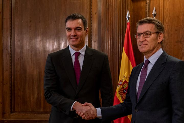 Pedro Sánchez y Feijóo, en sendas imágenes de archivo.