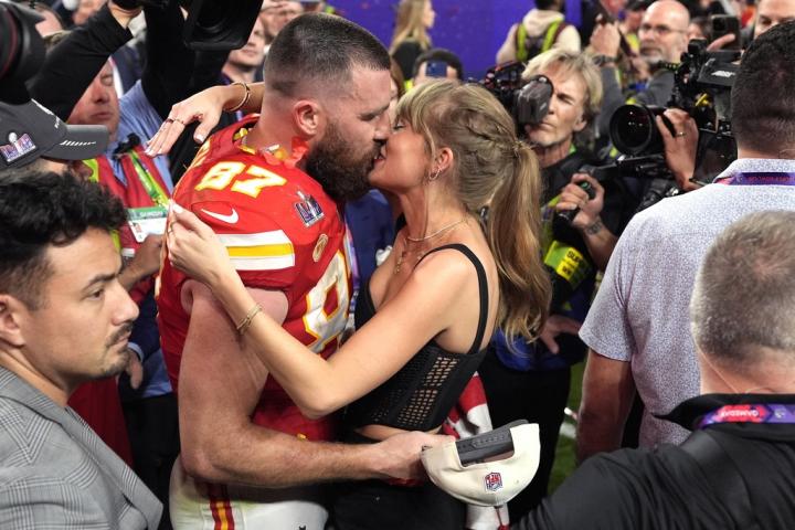 Taylor Swift y Travis Kelce se besan en el campo después de que los Kansas City Chiefs ganasen la final de la Super Bowl 2024.