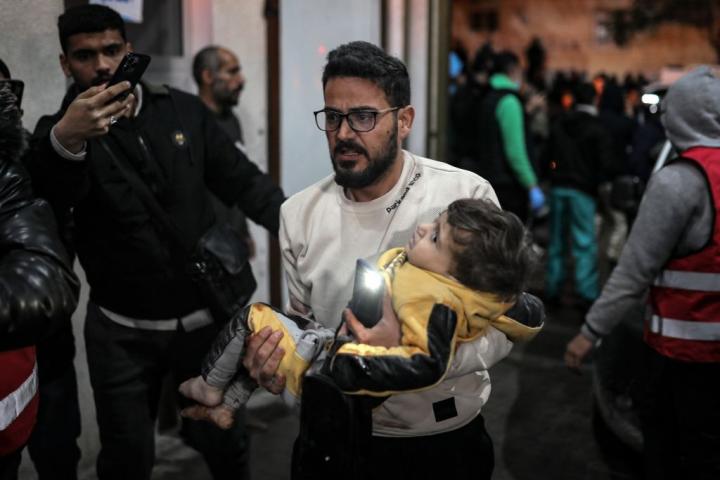 Traslado de heridos en Rafah, sur de Gaza, a un centro hospitalario.