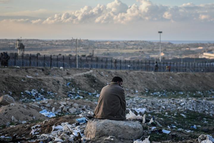 Un palestino aguarda sentado en las inmediaciones de Rafah.