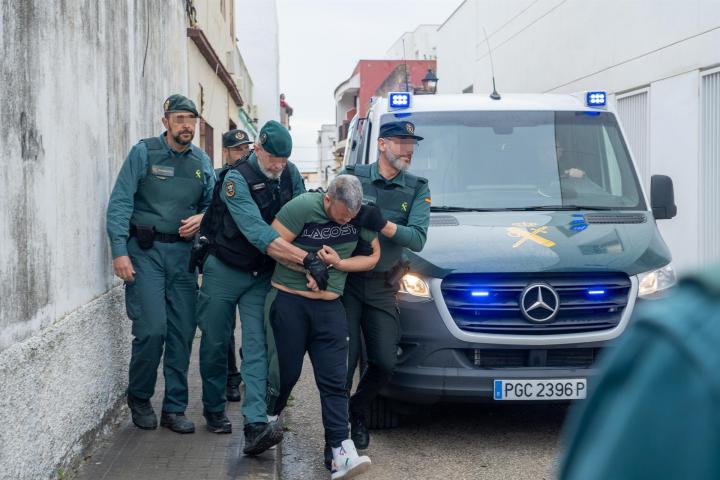 Uno de los ocho detenidos por la muerte de dos agentes de la Guardia Civil el pasado viernes en el puerto de Barbate a su llegada este lunes al juzgado