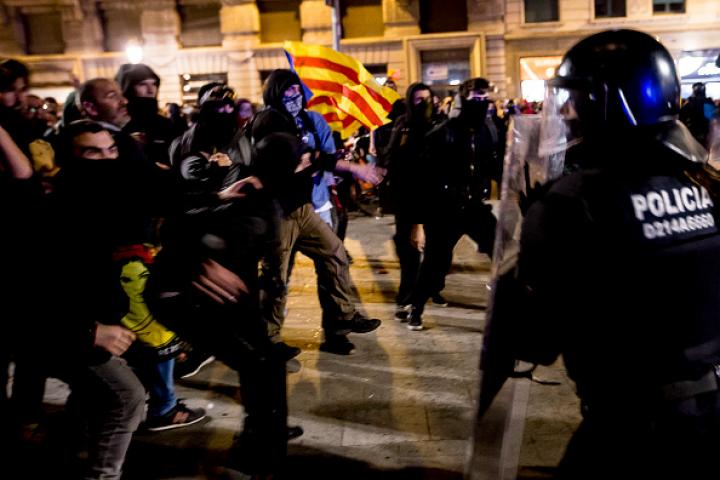 Disturbios durante las protestas tras la publicación de la sentencia del procés, en Via Laietana (Barcelona).