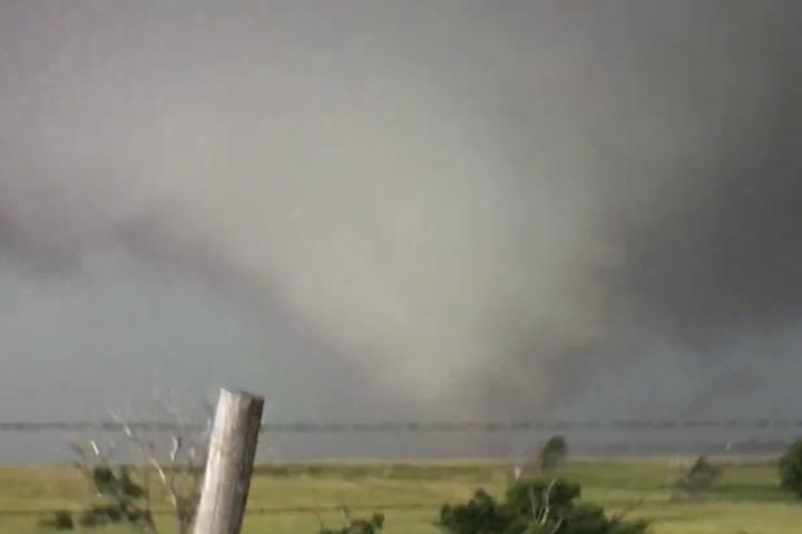 El tornado gigante en una imagen archivo.