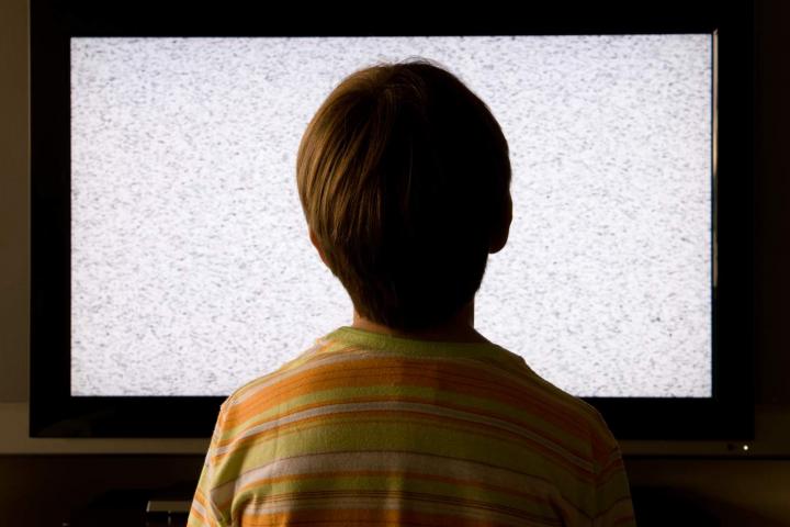 Niño con problemas para ver la tele