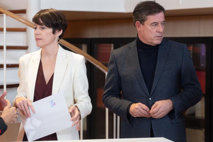 Ana Pontón y José Ramón Gómez Besteiro, en la firma del acuerdo entre BNG y PSOE para la investidura de Pedro Sánchez