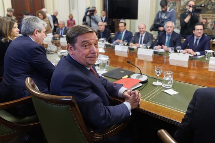 El ministro de Agricultura, Pesca y Alimentación, Luis Planas (c), preside el pleno del Observatorio de la Cadena Alimentaria, en la sede del Ministerio.